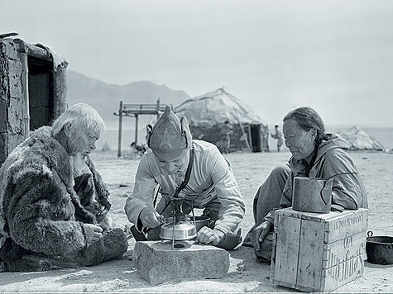 Чукотку летом снимали в Крыму под Судаком. Правда, сниматься в тридцатиградусную жару в шубах оказалось делом не из легких. Поэтому актеры ходили в мехах, но босиком. фото: Совэкспортфильм