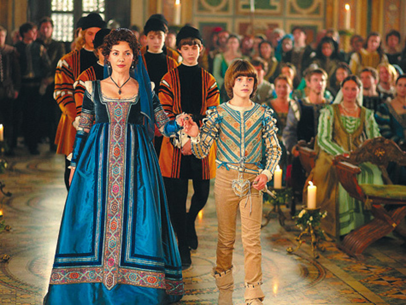 Для свадьбы Лукреции было создано более 180 корсетов и бальных платьев наряду с камзолами и жакетами.