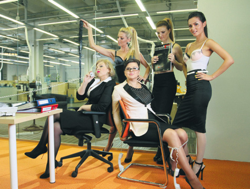 Кроме «фабриканток» в клипе снялись сестры Лиза и Тамара Новых — авторы хита «Остановки». В видео они сыграли начальницу и ее секретаря.