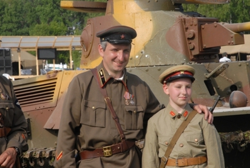 Дмитрий Харатьян на вестиваль в «Орленок» всегда ездит всей семьей. Близкие могут отдохнуть, пока звездный глава семейства работает. фото: Борис Кремер