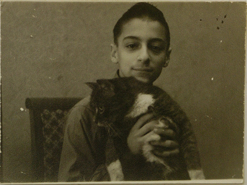 Геннадий Хазанов с детских лет копировал чужие голоса, исполнял басни и юмористические миниатюры.