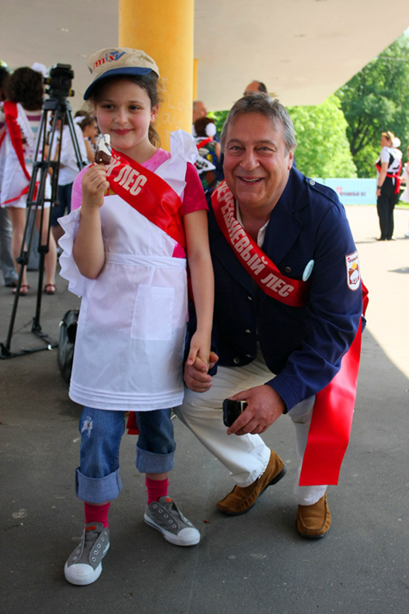 Геннадий Викторович охраняет свое личное пространство. Но признает, что семья для него – важная часть жизни. С внучкой Миной.