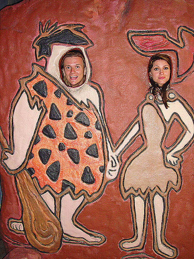 Побывать в Голливуде и не примерить на себя звездные образы? Настя и Глеб подошли к этому вопросу с юмором и поиграли в мультфильм «Флинтстоуны».