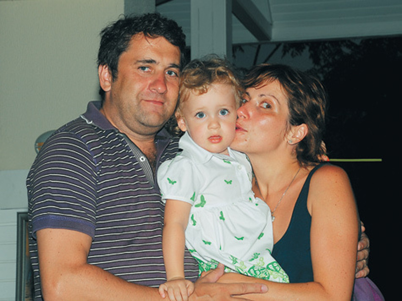 Алексей и Светлана работали на одной радиостанции, где и познакомились. Служебный роман окончился браком 
и рождением дочери Александры.