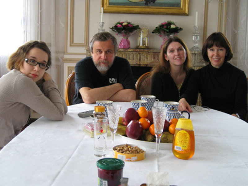 Все в семье Зои занимаются творчеством: она с мамой – актрисы, отчим Андрей Эшпай – режиссер, а сестра Маша – пианистка.