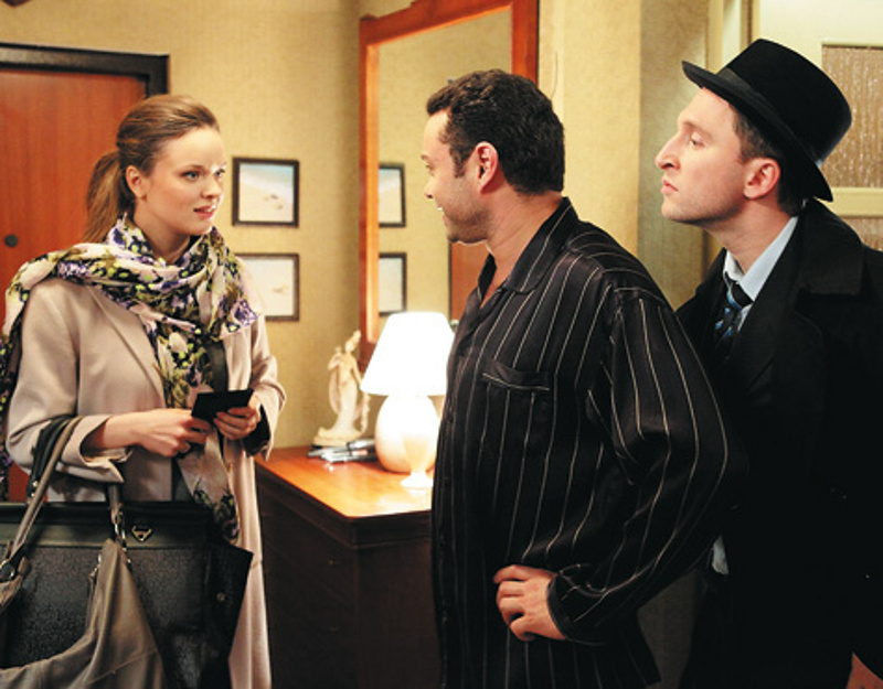 В детстве Анна любила американские фильмы, где у детей появлялись «мнимые друзья», которых, кроме них, никто не видит. Теперь она и сама сыграла такую историю в кино. В роли второго «я» — Оскар Кучера (справа).