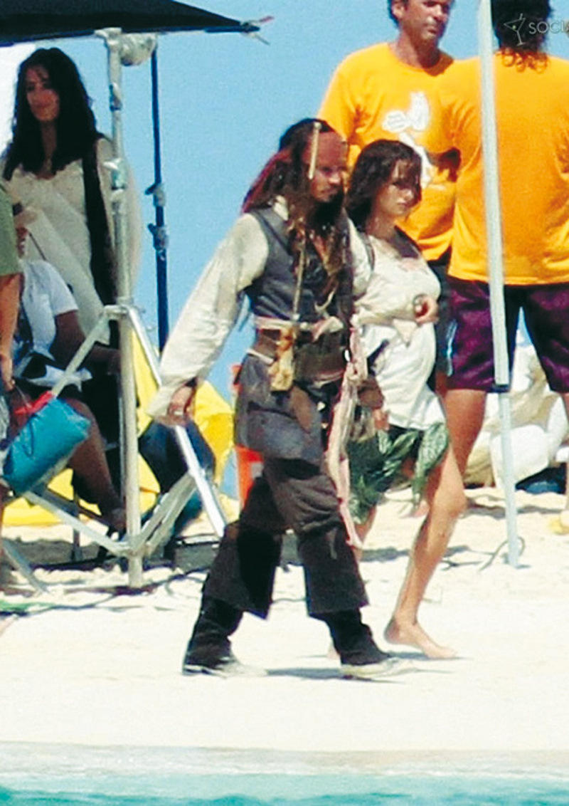 Даже изрядно округлившийся живот не помешал актрисе, находящейся на последних сроках беременности, закончить съемки в фильме.