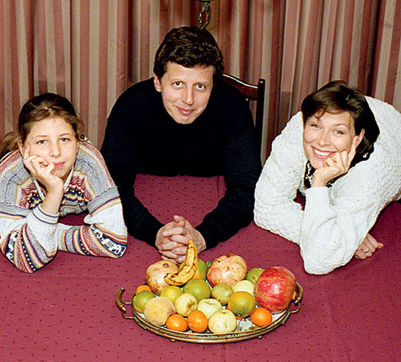 Михаил Ширвиндт с женой и дочкой. Когда-то этот солидный мужчина пил родительскую кровь литрами.