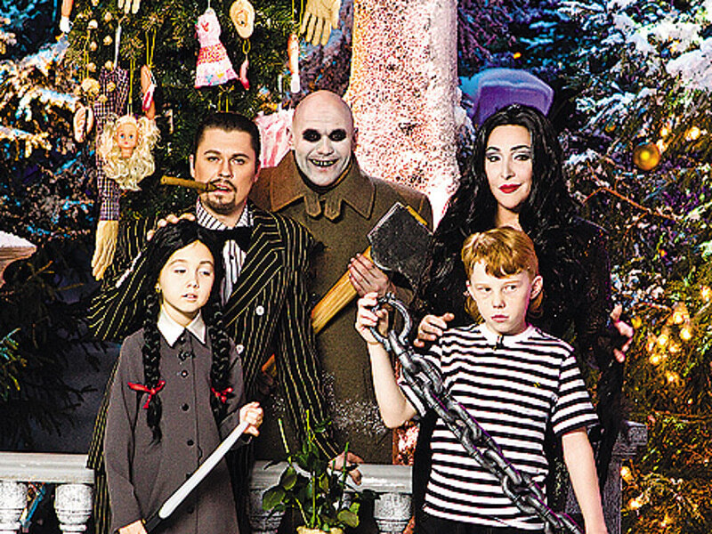 Посредством телепортации в деревне Глухарево на Новый год окажутся герои разных книг, сказок и фильмов. Например, семейка Адамс в полном составе.