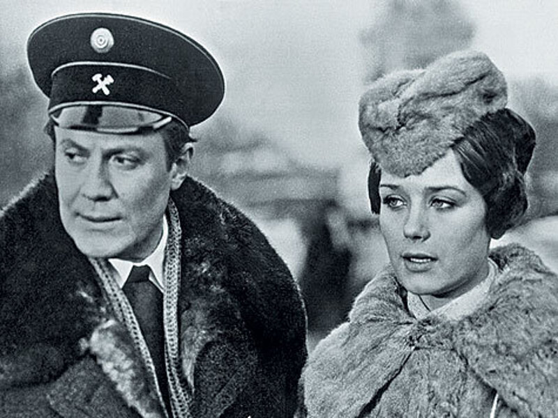 Тринадцатисерийный художественный фильм «Хождение по мукам» снимали пять лет. Для Ирины Алферовой роль Дарьи Булавиной стала первой главной ролью. Ведь к работе над фильмом актриса приступила сразу же после окончания ГИТИСа. Для большинства поклонников Ир