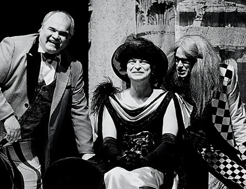 Кот в образе женщины («Семейные истории. Белград»).