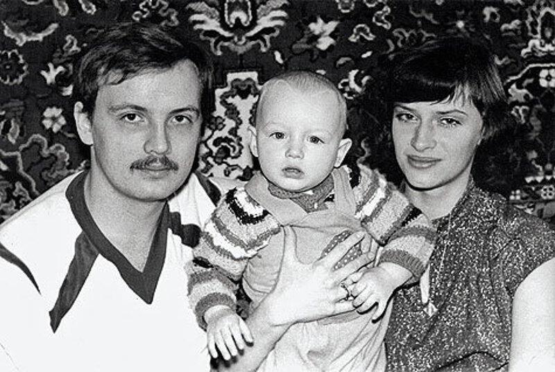 Первый муж, Николай, подарил Наташе звонкую фамилию и сына Алексея. Молодую семью разрушили... котлеты.