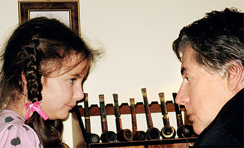 Ася называет прадедушку Шурой и обожает заправлять для него зажигалки.