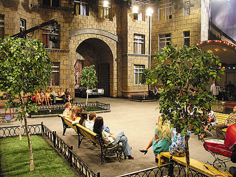 Декорации для программы получились настолько масштабными, что им позавидуют на «Мосфильме». В телевизионной студии вырос трехэтажный дом в натуральную величину с аркой для въезда машин. Фото: Руслан Рощупкин.