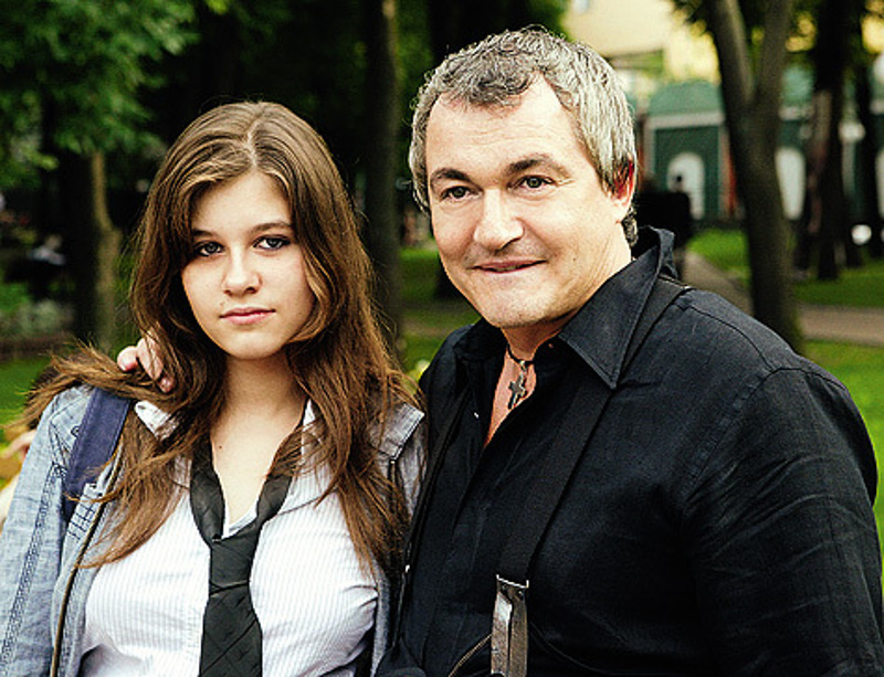 Дочь Диброва Лада живет во Франции и собирается стать журналистом.