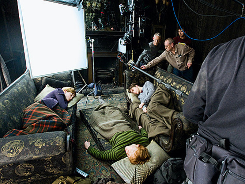 Хотя по контракту юные актеры не имели права сниматься более четырех часов в день, тем не менее они проводили на съемочной площадке все свободное время. Они даже спали порой здесь же!