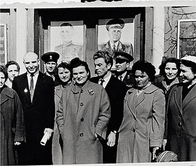 Семейная жизнь у Зыкиной и Аверкина не сложилась, но они продолжали общаться. На фото: Аверкин – первый слева, Зыкина – в центре.