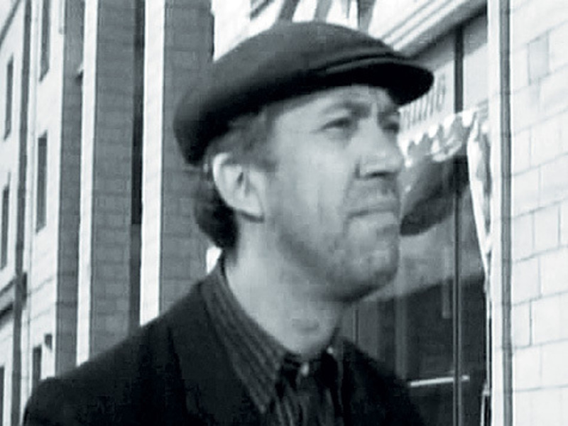 Для съемок Никулин специально отрастил трехдневную щетину, которую потом аккуратно подравнивали ножницами. Днем актер снимался в кино, а вечером выходил на манеж, поэтому Юрию Владимировичу приходилось накладывать толстый слой грима, чтобы хоть как-то скр