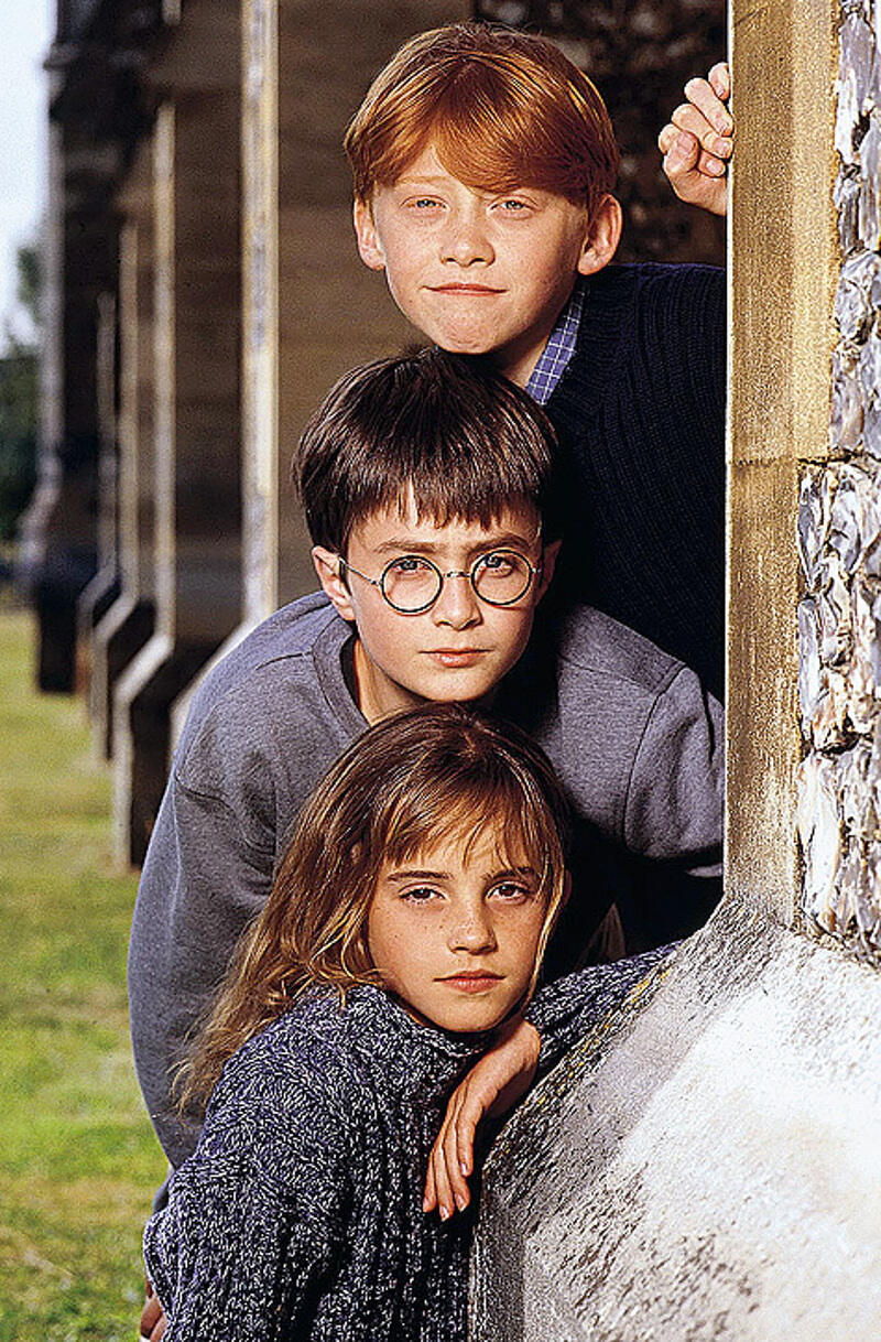 За время съемок фильмов о Гарри Поттере главные герои из совсем еще малышей превратились во взрослых леди и джентльменов. А вот герой первых двух фильмов Харрис ушел в мир иной, и с тех пор эту роль играл Майкл Гэмбон.