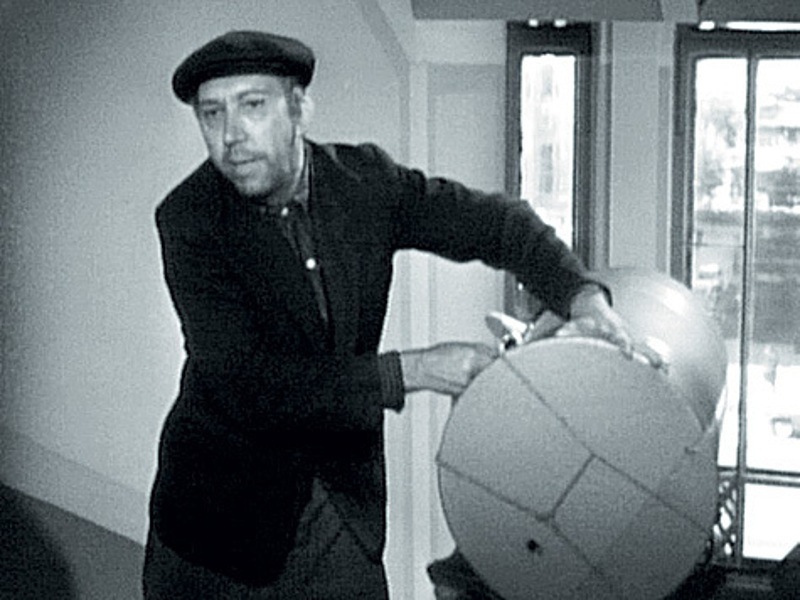 Для съемок эпизода, в котором герой Никулина роняет в лестничный проем стиральную машинку, действительно разбили два агрегата; правда, один без мотора.