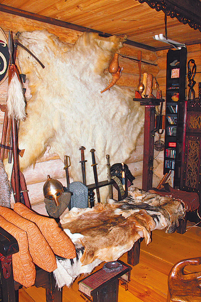 В доме Сундакова старинные предметы быта отлично уживаются с благами современной цивилизации: ТВ, 
холодильниками и т.д.