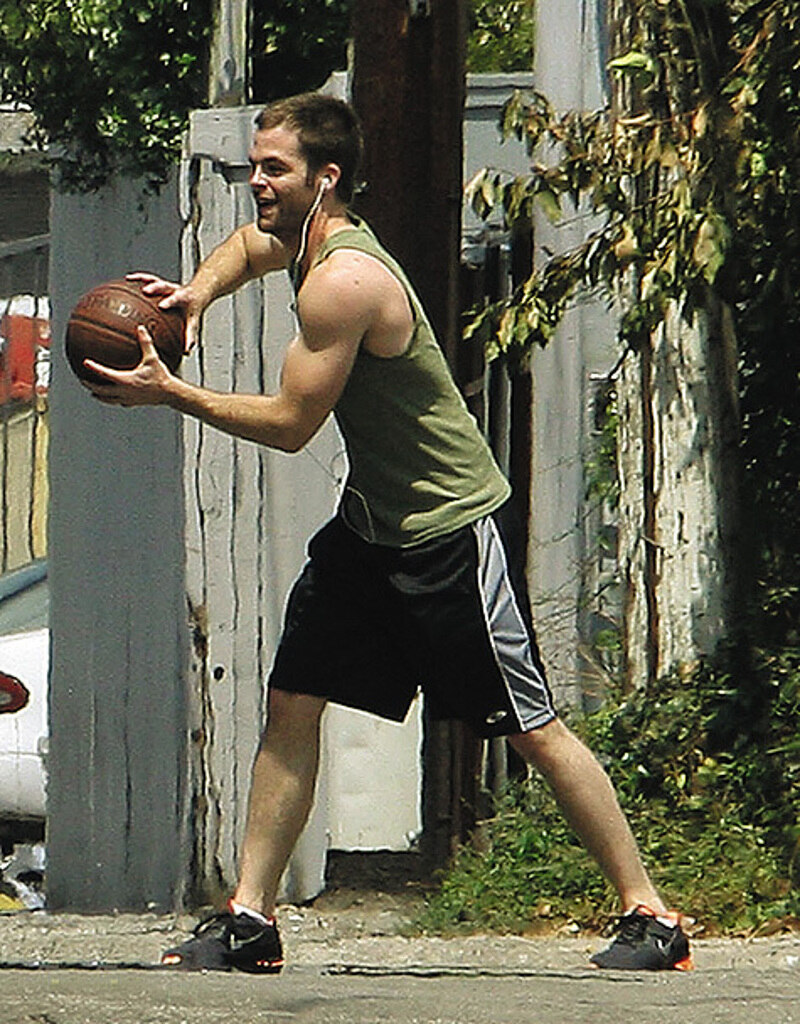 После знакомства с Дензелом Вашингтоном Крис Пайн увлекся спортом: баскетболом, боксом и плаванием.