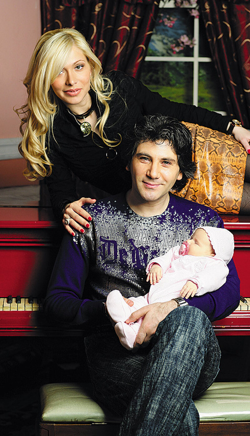 Авраам Руссо знает практически все о том, как растут дети. Ведь в воспитании дочери он принимал непосредственное участие, помогая жене Мореле.