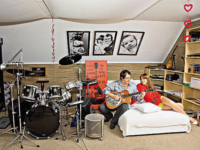 Недавно в доме Дибровых появился еще и камерный рояль, на котором они будут учить сына музицировать.