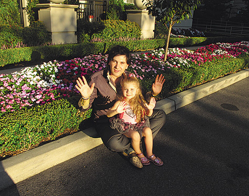 Авраам решил назвать дочь библейским именем. Имя Эмануэлла, что в переводе означает «Бог с нами», сразу приглянулось обоим родителям.