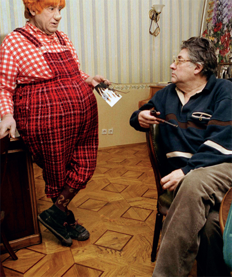 Александр Анатольевич так и не научился быть строгим худ-руком. На фото – со Спартаком Мишулиным в костюме Карлсона.