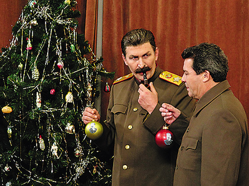 Зрители новогоднего выпуска «6 кадров» (СТС) вместе с актерами перенесутся в разные исторические эпохи. Например, к Иосифу Сталину (Федор Добронравов).