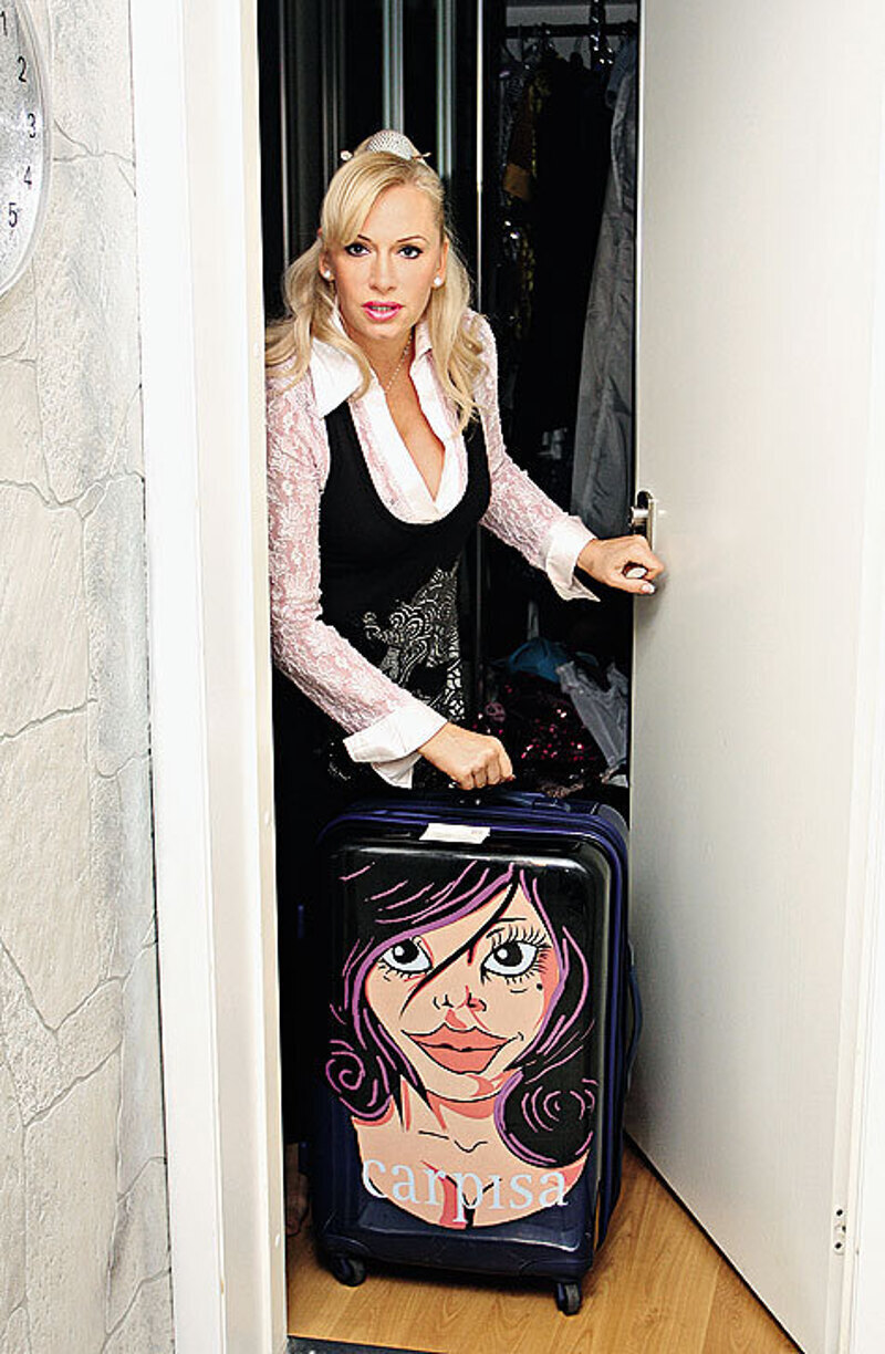 «Младшая дочь спокойно переносит гастрольные разлуки со мной, а сын, бывало, в ноги мне вцеплялся, рыдал: «Мама, только не уезжай!»