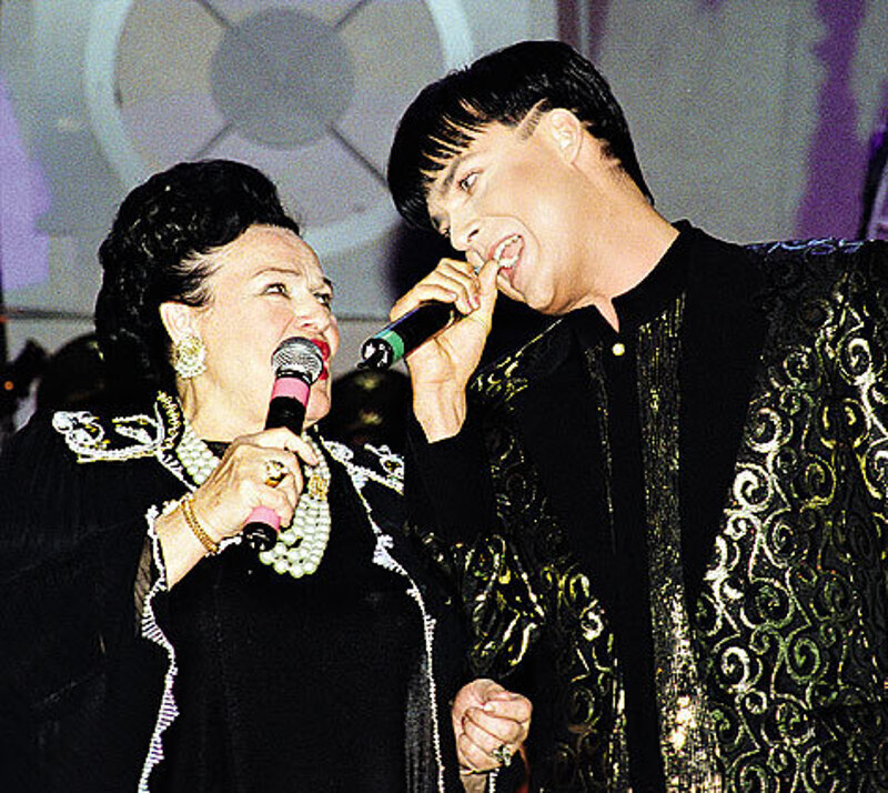 Людмила Георгиевна не очень жаловала поп-музыку, но некоторых ее представителей отмечала особо. На фото: с певцом Юлианом.