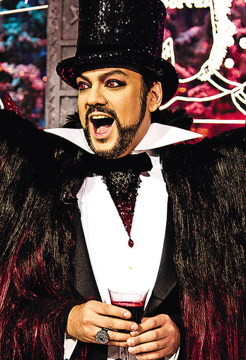 Филипп Киркоров перевоплотится в графа Дракулу и примерит золотое убранство Тутанхамона.