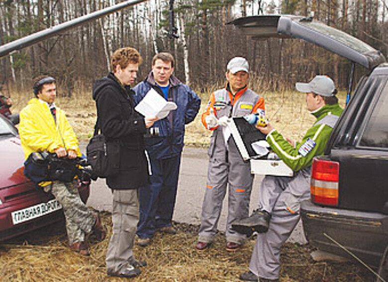 Съемочная бригада программы «Главная дорога». Слева направо: оператор Денис Шагинян, сценарист Алексей Анисимов, режиссер Олег Моросеев, ведущие — Андрей Федорцов и Денис Юченков. Действуют в соответствии с утвержденным сценарием: Андрей и Денис «проколол