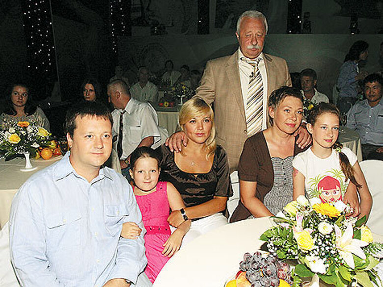 Телеведущий и его семья на съемках телевизионного концерта в честь юбилея: сын Артем с женой, внучка Софья, супруга Леонида Аркадьевича Марина и их дочь Варвара.