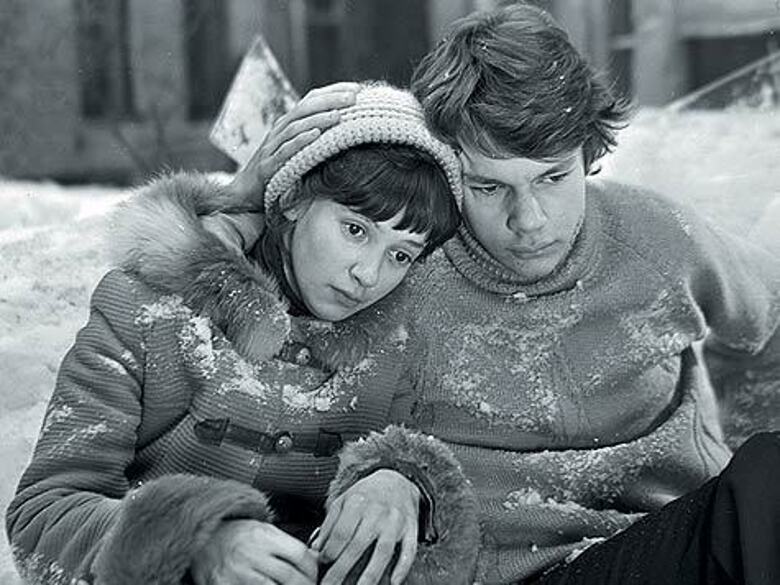 Фильм снимался не в хронологическом порядке. И финальная сцена, когда Ромка срывается с подоконника, была в графике киногруппы одной из первых. Эпизод снимался в двух городах: в Ленинграде — Ромка падает, а приземляется на землю в Москве. Фото: Совэкспорт