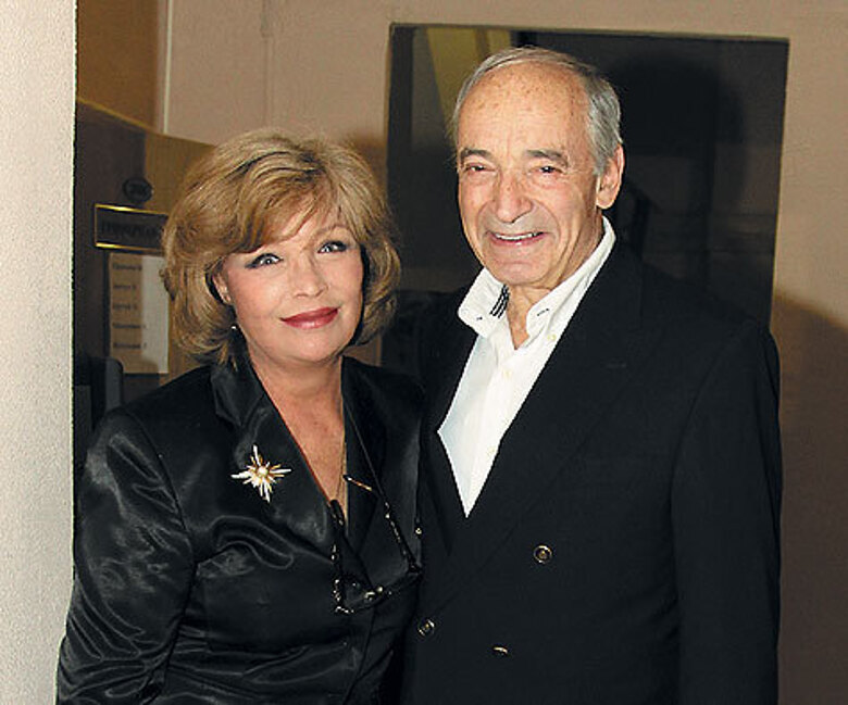 На актрисе Ольге Остроумовой Валентин Гафт женат уже пятнадцать лет. У обоих за плечами были неудачи в личной жизни, но сейчас они поняли, что такое настоящее счастье.