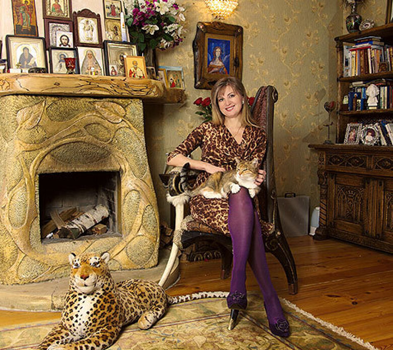 Вика обожает по вечерам смотреть на огонь. Возможно, поэтому в доме у Цыгановых целых пять каминов.
