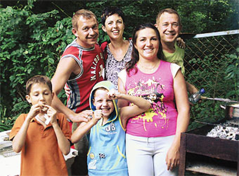 Пока братья на гастролях, семейный очаг охраняют их жены. Александр (слева) с супругой Анной (рядом) и сыном Германом (в центре) и Валерий (справа) с женой Еленой и сыном Аркадием (слева).