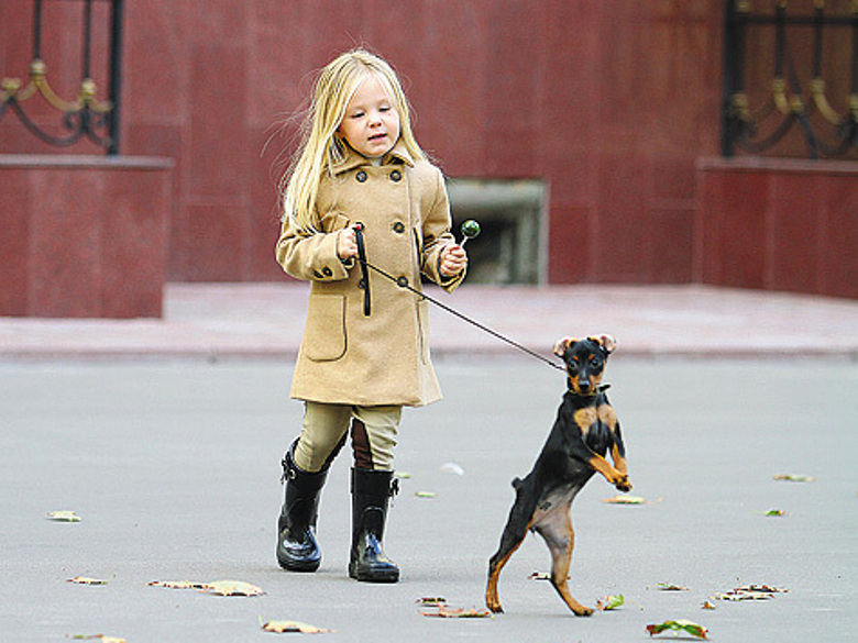 Трехлетняя Лида изображала героиню мамы в детстве, а ее маленькая собачка — щенка всем известного добермана певицы.