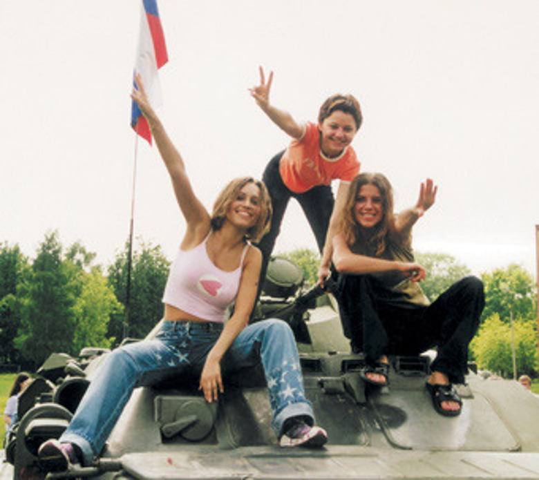 Карьера Вали (в центре) началась не с кино, а с музыки. Будучи студенткой третьего курса ГИТИСа, будущая актриса попала в группу «Девочки».