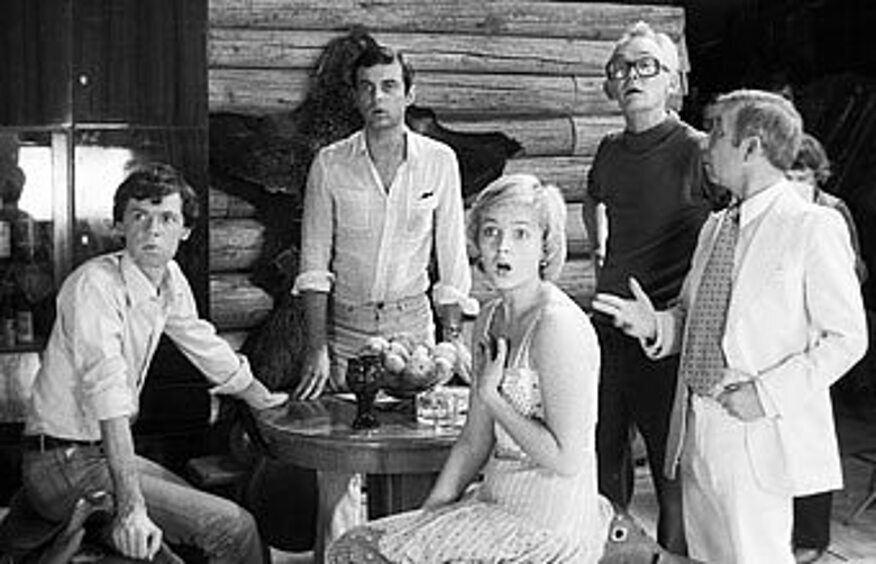 На площадке фильма «Спортлото-82» юная красавица Аманова была окружена мужским вниманием.