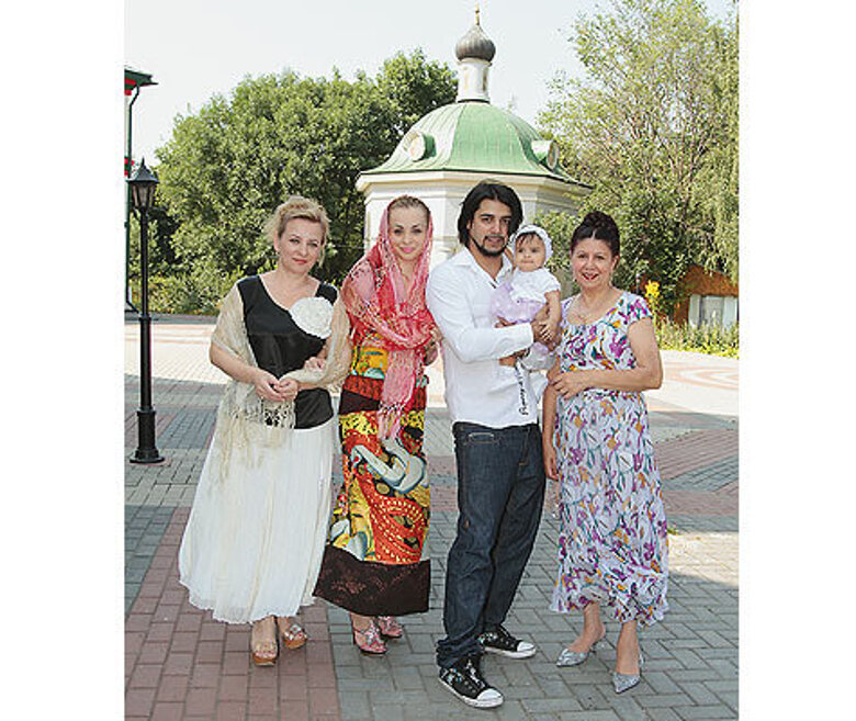 С такими мамами, как у Александра и Ольги, можно не бояться за сохранность ребенка. Даже если звездные родители заняты позированием фотографам, всегда есть кому сменить подгузник малышке.