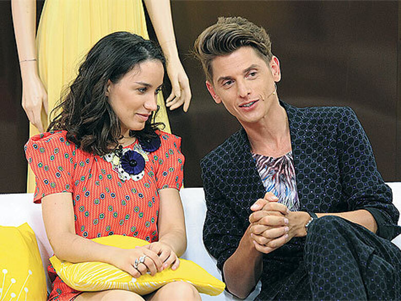 К советам Влада Лисовца прислушиваются не только обычные героини его программ, но и звезды. На фото — с певицей Викой Дайнеко.