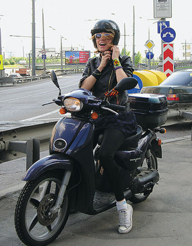 По Москве актриса уверенно передвигается на скутере. Отличная возможность миновать пробки. Правда, поклонникам на такой скорости за Александрой Ребенок вряд ли угнаться. Кстати, фамилию актрисы правильно произносить с ударением на последний слог — РебенОк