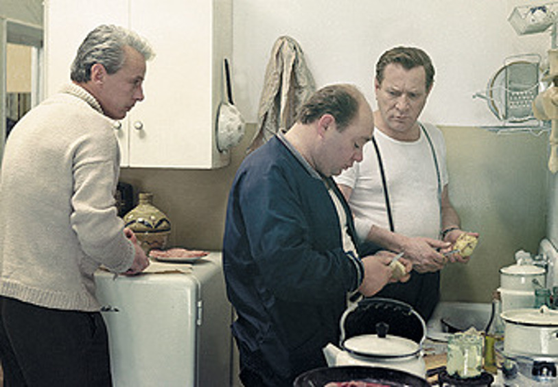 Приходько, которого сыграл Леонов, мог бы стать Николай Рыбников. На роль Кирюшина пробовались Джигарханян, Каюров и Кулагин, а утвердили Сафонова (слева). Харламова хотели сыграть Рязанов, Ульянов, Самойлов и Санаев, а повезло Глазырину (справа). 