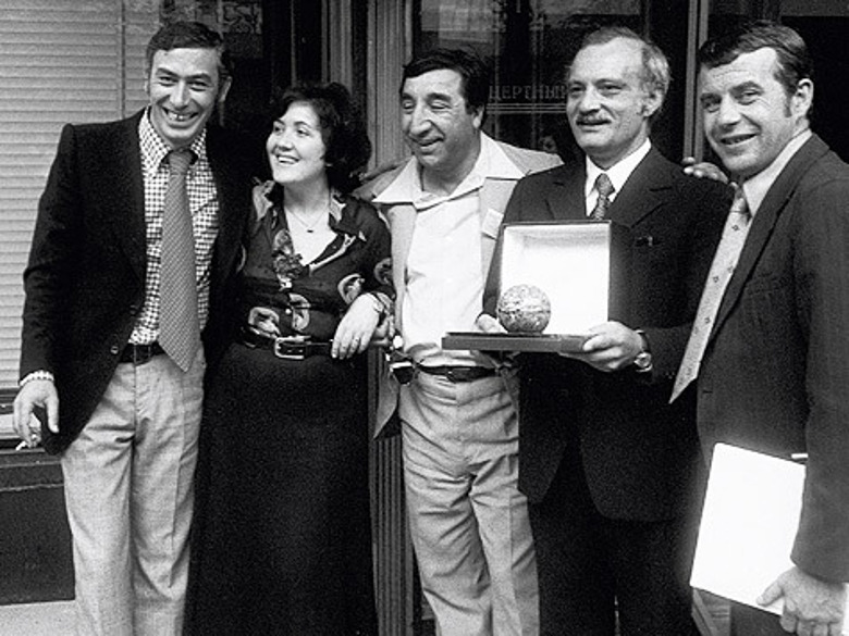 Вахтанг Кикабидзе, Виктория Токарева, Фрунзик Мкртчян, Георгий Данелия и Резо Габриадзе получают главный приз Х Московского кинофестиваля.  Фото: киноконцерн «Мосфильм», РИА «Новости»