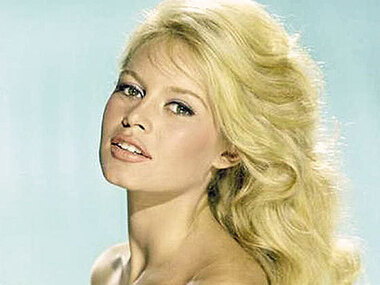 Она была актрисою