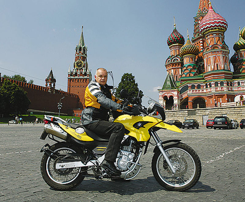 В гараже телеведущего мирно соседствуют автомобиль и мотоцикл. Раньше Дмитрий держал лошадей и увлекался конным спортом. Но после того, как получил травму, пересел на железного коня.